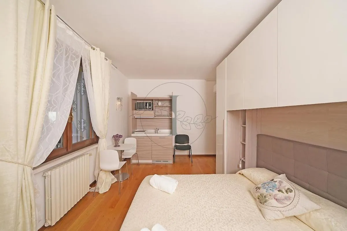 Apartment D1Mora Roccoli1 - Pretty Studio In Villa With Pool Toscolano Maderno